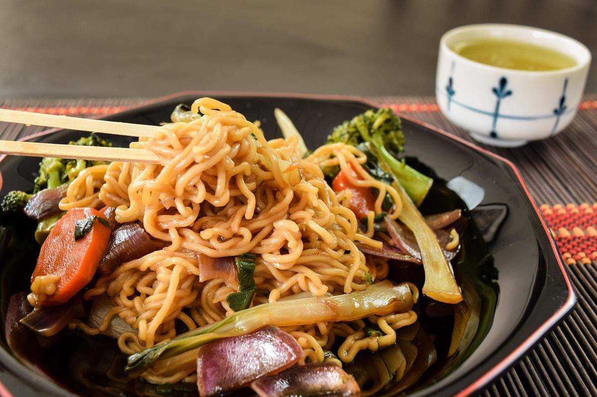 ilustrasi yakisoba daging ayam 
