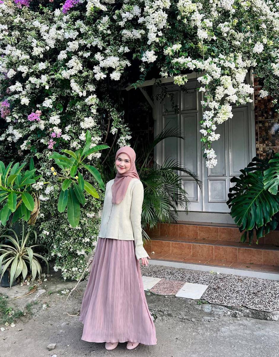 outfit hijab gaya feminin ala Leony Regina 