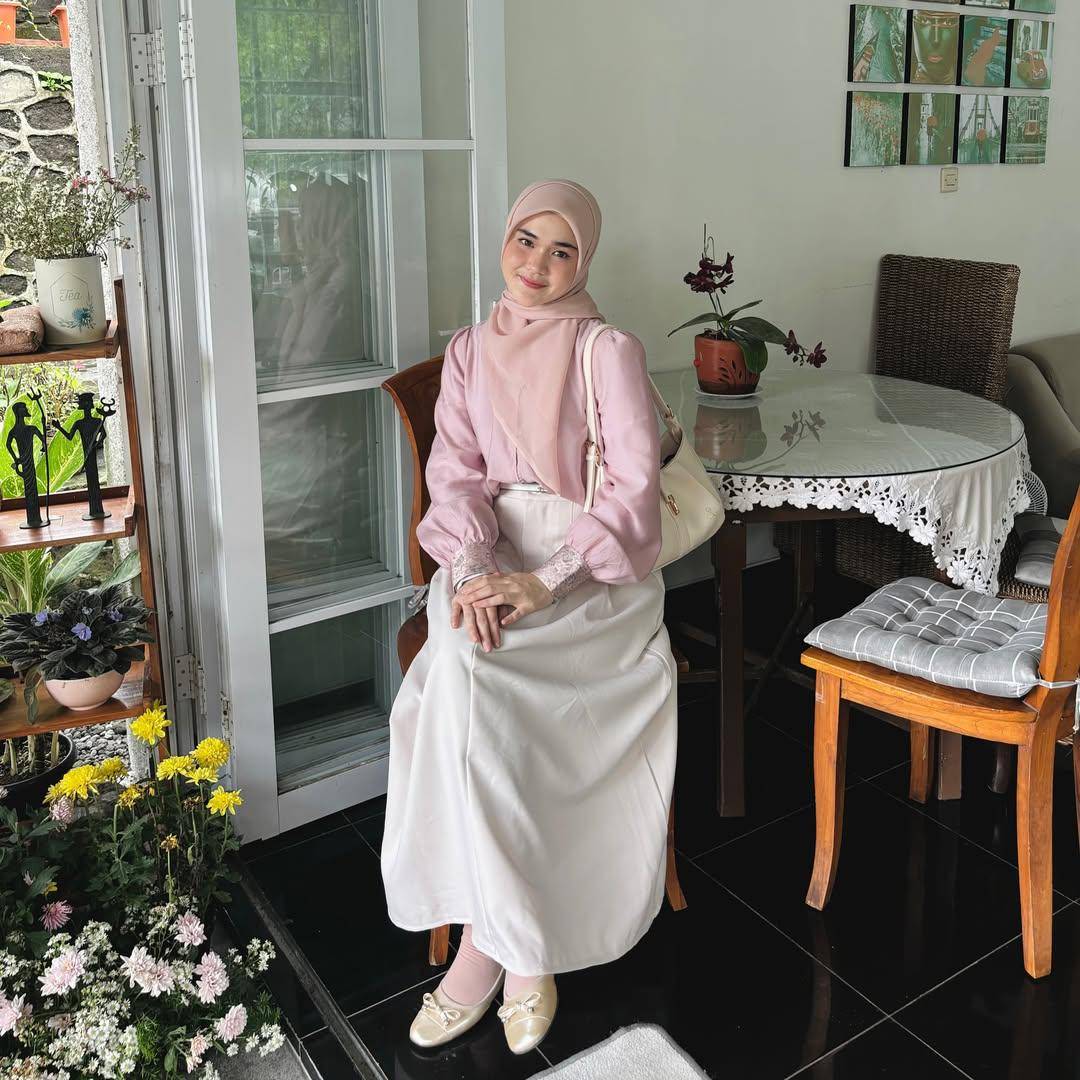 potret hijab gaya feminin ala Leony Regina 