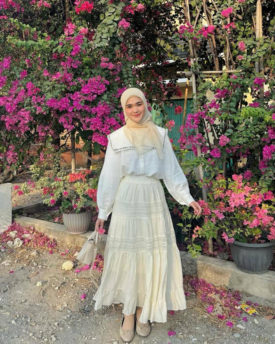 hijab gaya feminin ala Leony Regina 