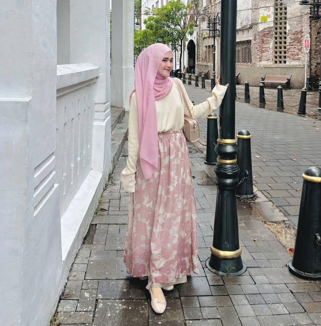OOTD hijab gaya feminin ala Leony Regina 