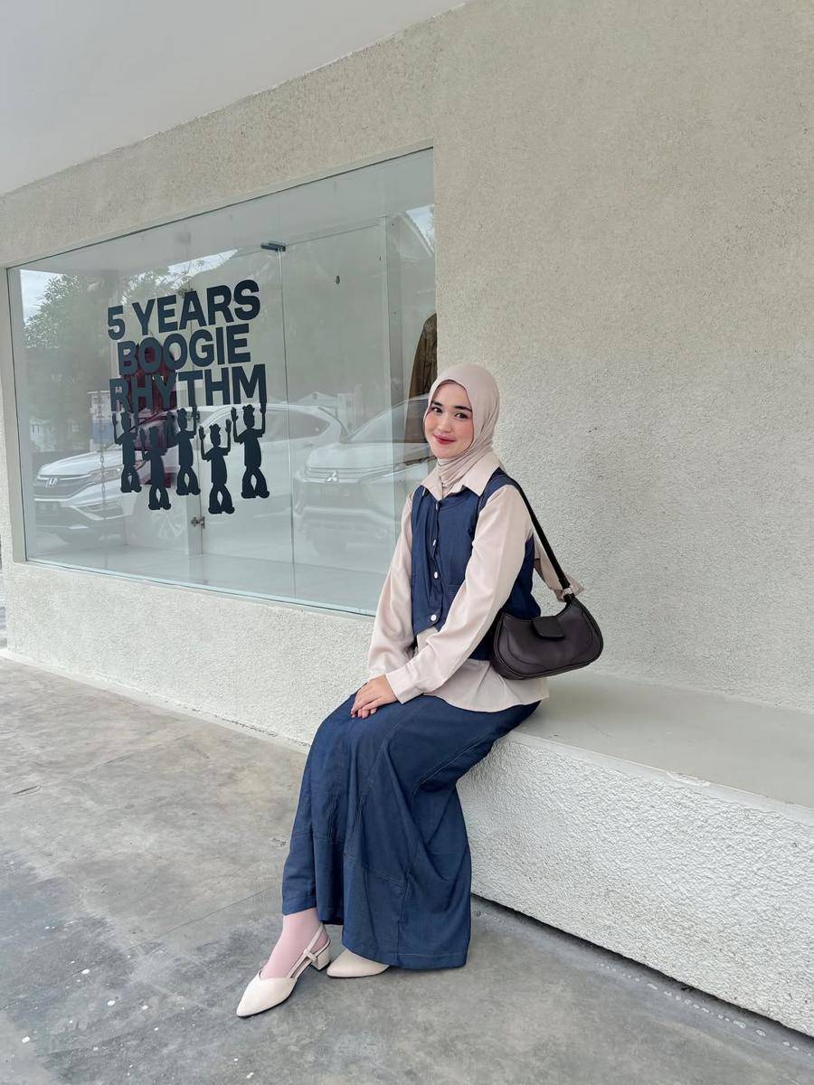 gaya feminin ala Leony Regina 