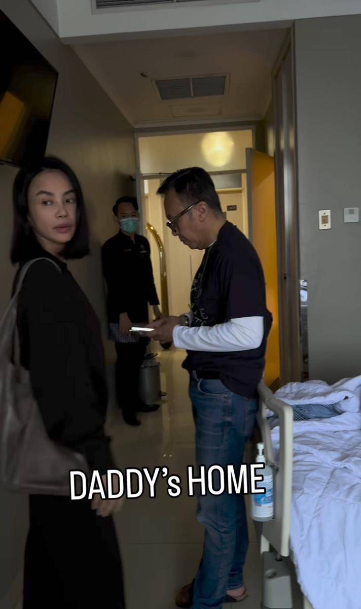 Ari Lasso dampingi Dearly Joshua yang sakit