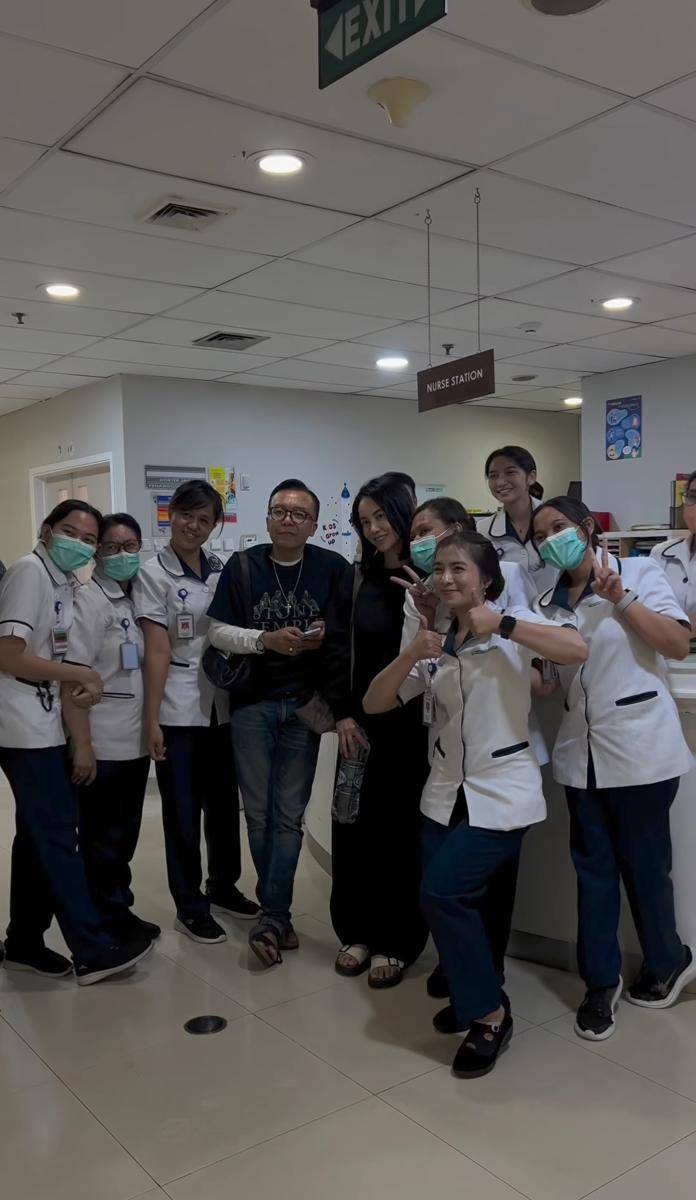 Ari Lasso dampingi Dearly Joshua yang sakit