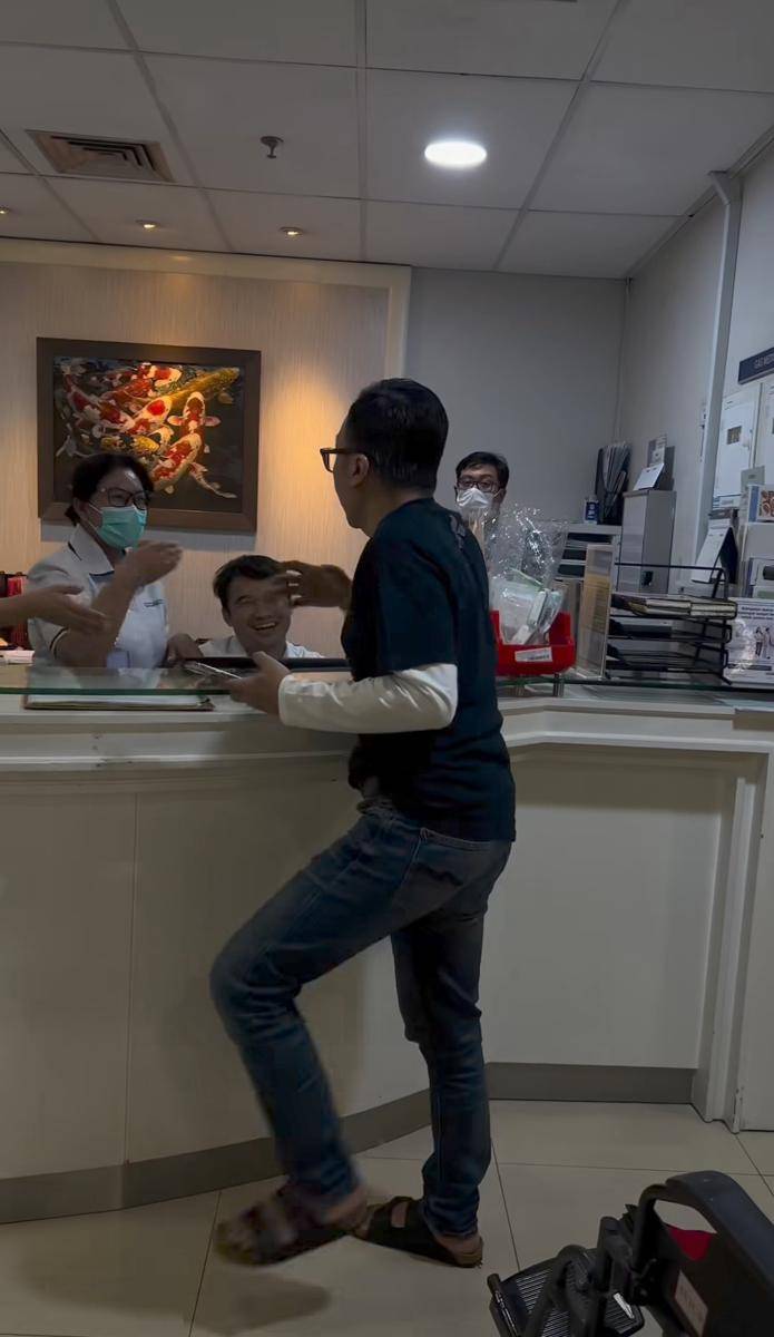 Ari Lasso dampingi Dearly Joshua yang sakit