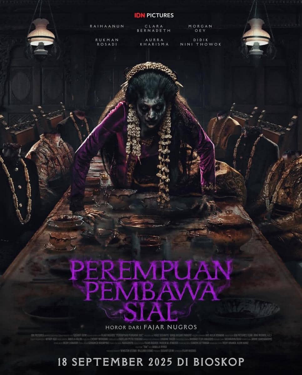 Poster film horor Perempuan Pembawa Sial menampilkan sosok perempuan menyeramkan merangkak di atas meja panjang dengan suasana gelap dan mencekam.