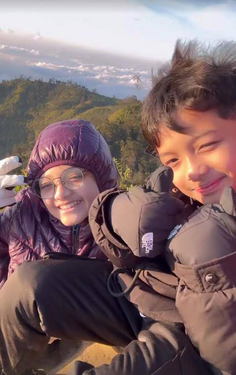 Ashanty dan Keluarga Mendaki Bukit Sikunir (instagram.com/ashanty_ash)