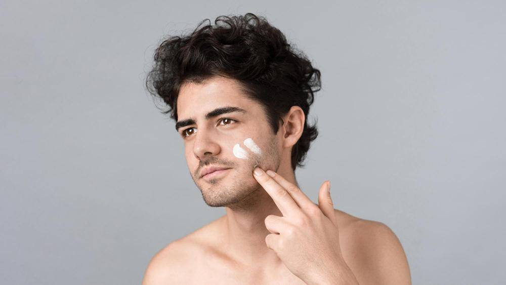 ilustrasi pria memakai sunscreen 