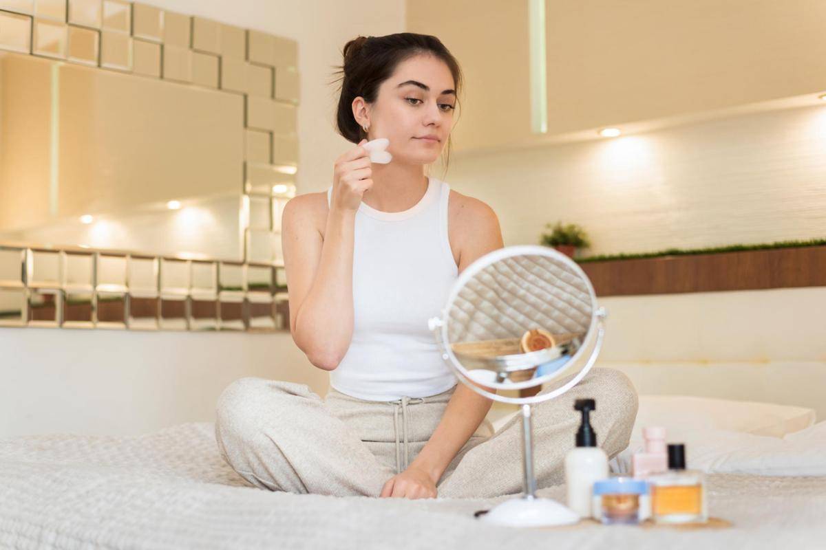 ilustrasi seseorang menggunakan skincare (freepik.com/frimufilms)