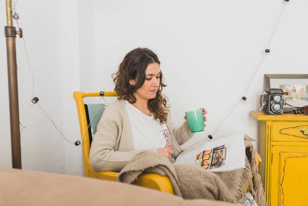 ilustrasi perempuan membaca majalah (freepik.com/freepik)