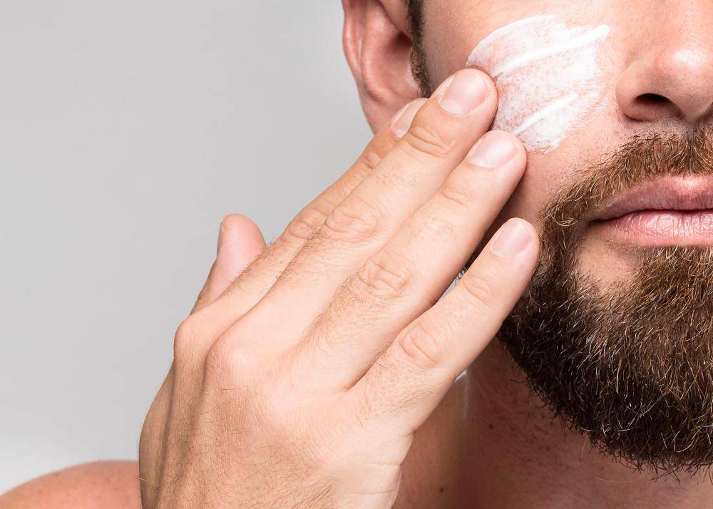 ilustrasi pria memakai sunscreen (freepik.com/freepik)