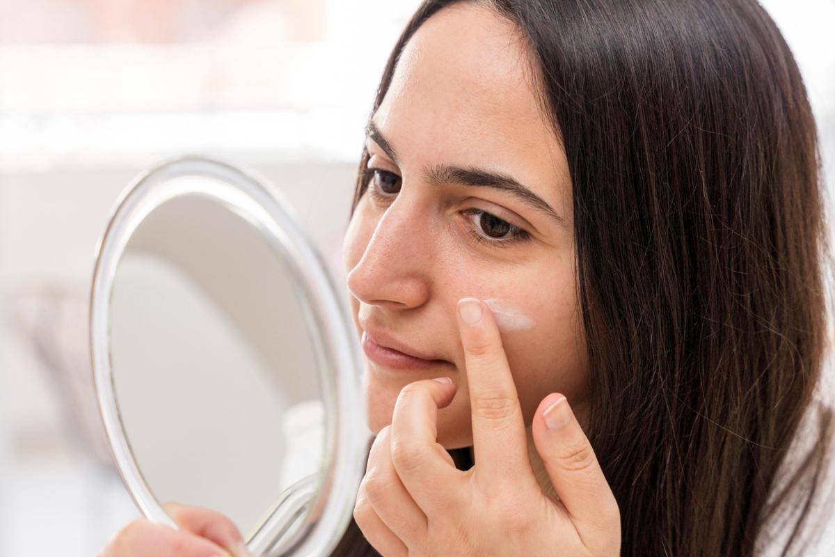 ilustrasi perempuan menggunakan face cream (freepik.com)