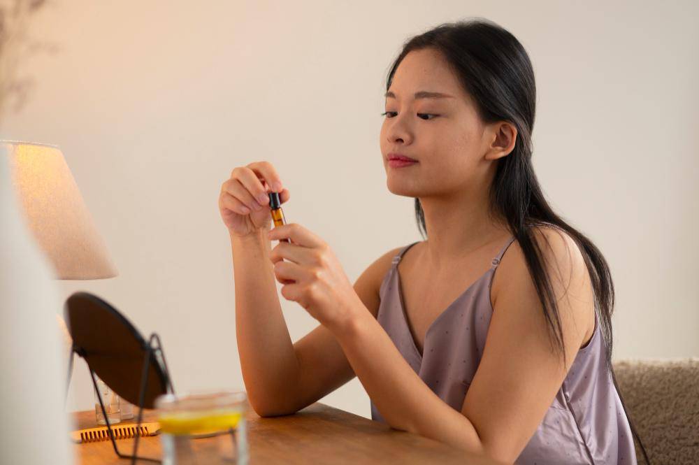 ilustrasi wanita memakai skincare (freepik.com/freepik)