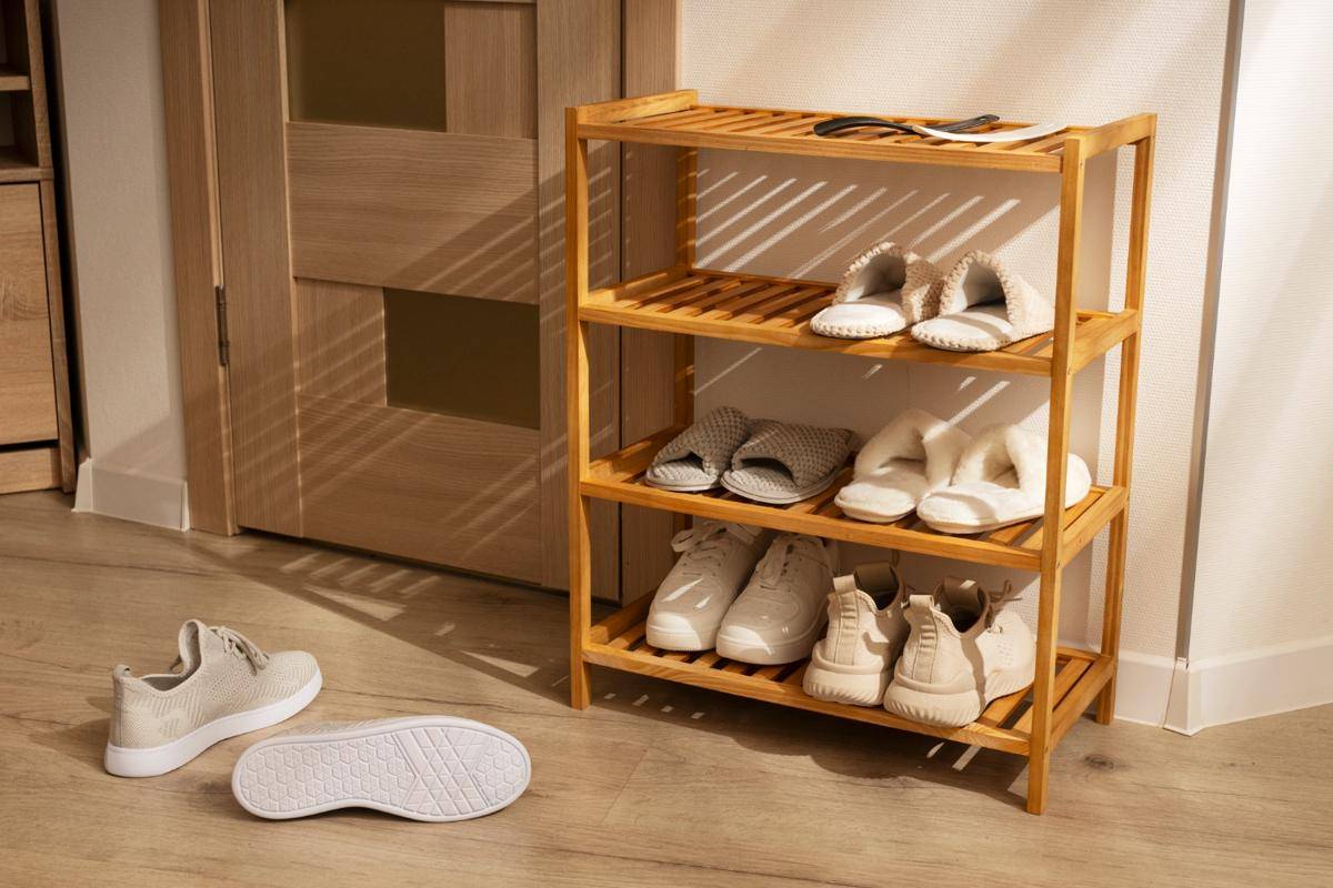 Ilustrasi rak sepatu dekat pintu (Freepik.com/ Freepik) 