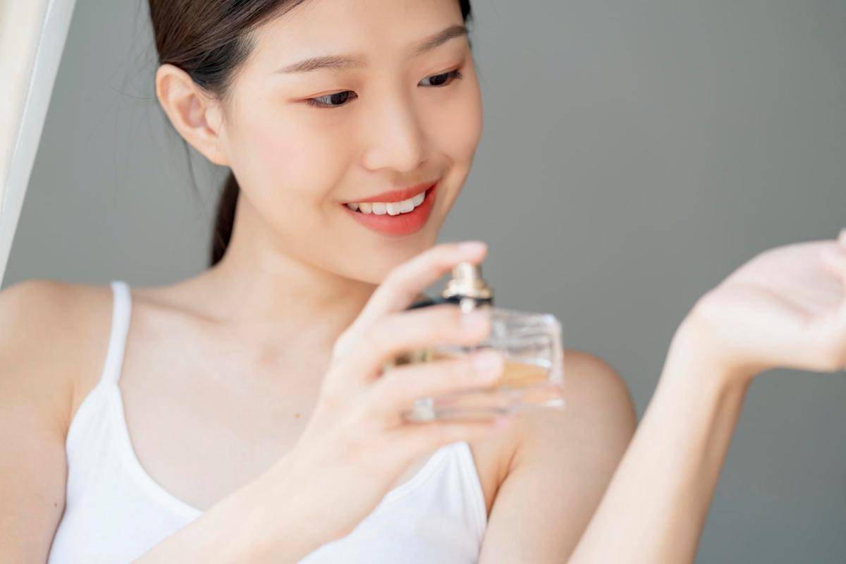 Ilustrasi menggunakan parfum (freepik.com/Lifestylememory)
