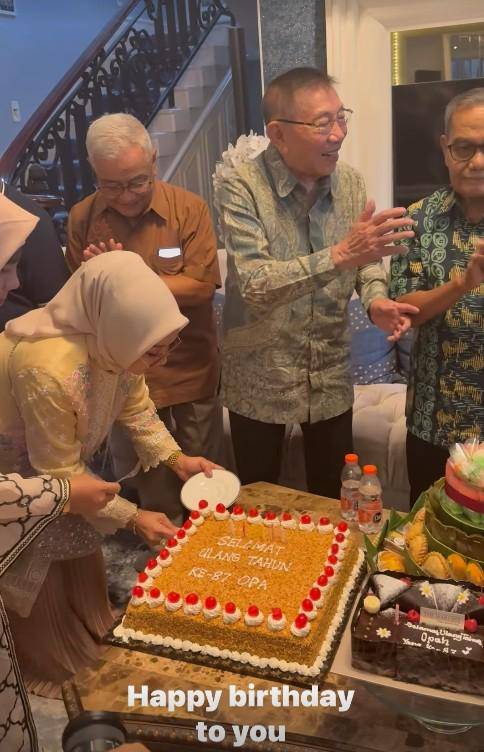 Syukuran Ultah ke-87 Kakek Nikita Willy (Instagram.com/yorafebrina)