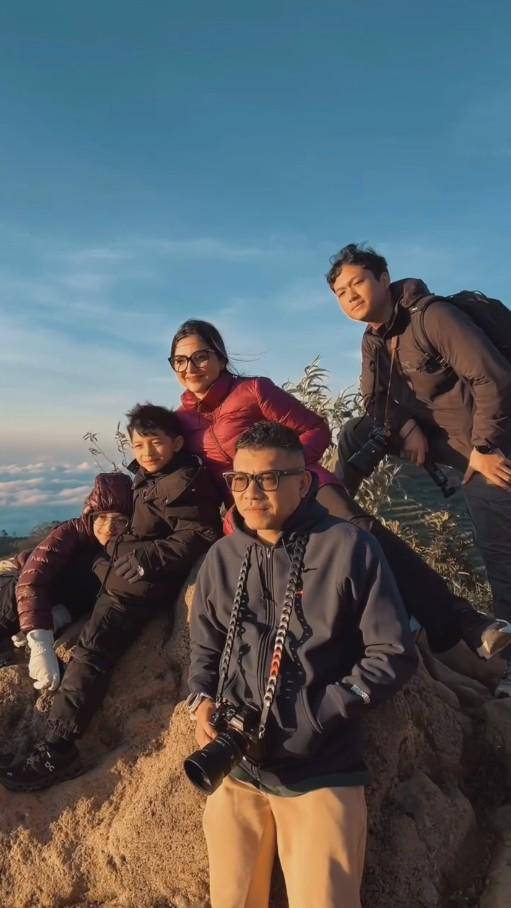 Ashanty dan Keluarga Mendaki Bukit Sikunir (instagram.com/ashanty_ash)