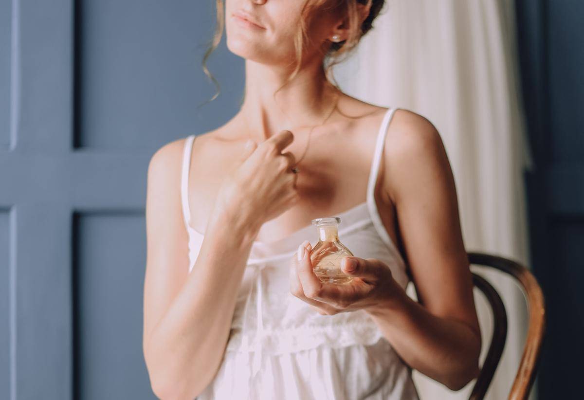 Ilustrasi menggunakan parfum (freepik.com/freepic.diller)