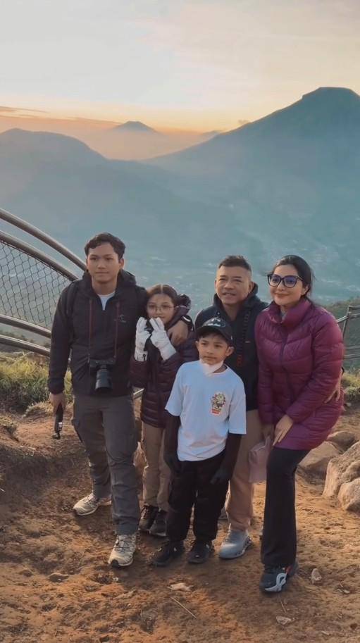 Ashanty dan Keluarga Mendaki Bukit Sikunir (instagram.com/ashanty_ash)