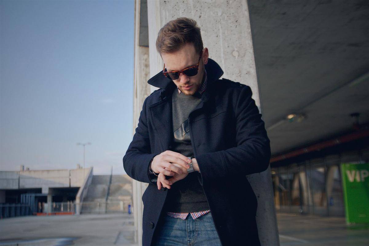 ilustrasi pria dengan jaket oversize (unsplash.com/Andraz Lazic)