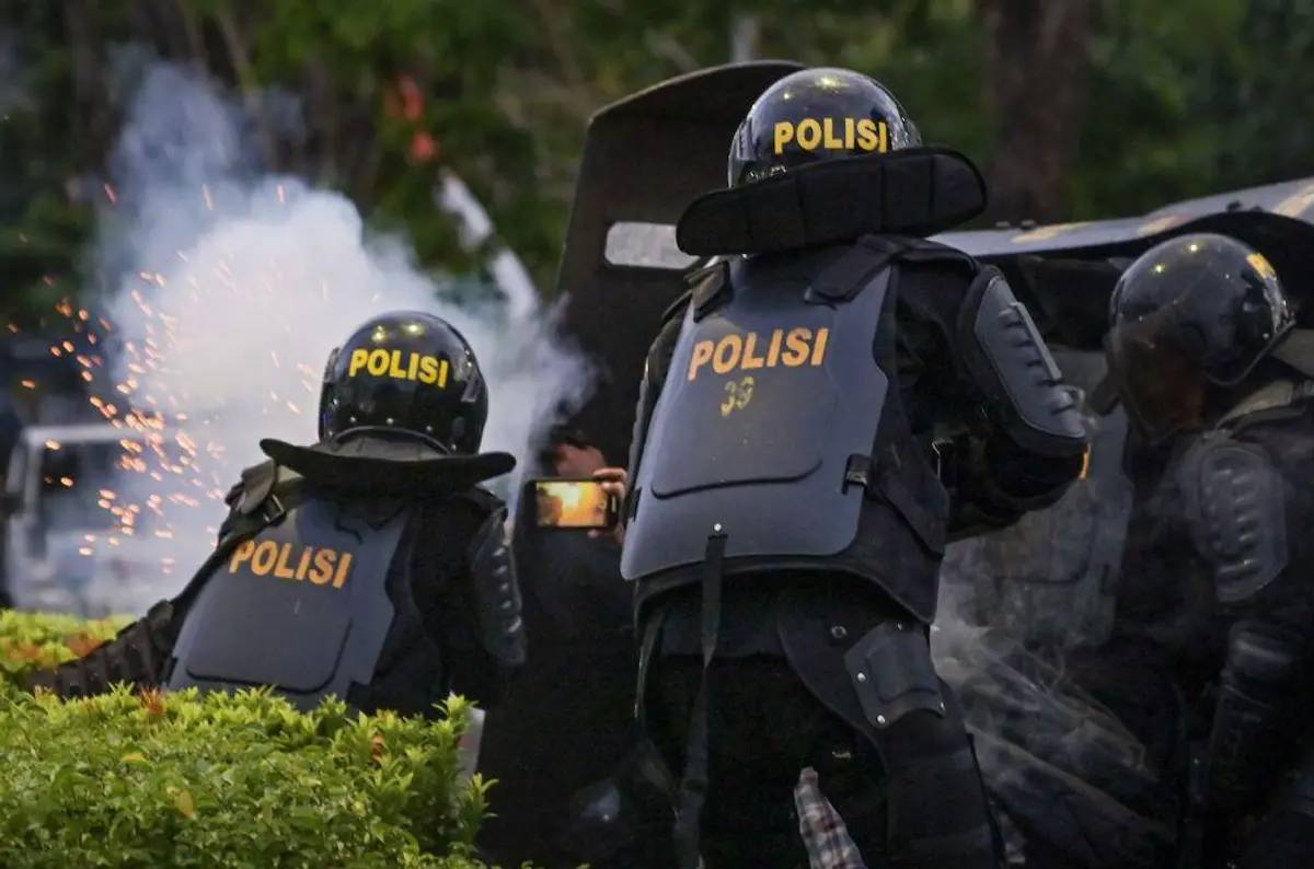 Ilustrasi polisi menembakkan gas air mata. (ANTARA FOTO/Ahmad Subaidi)