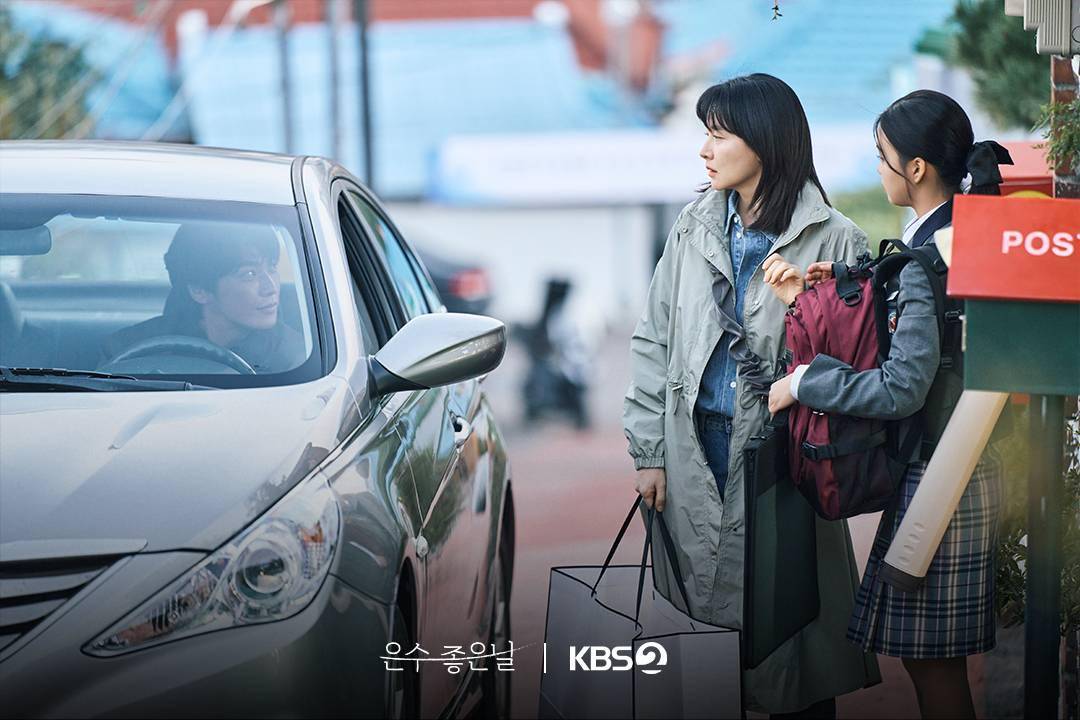 Cuplikan drama Korea Walking on Thin Ice (dok. KBS2/Walking on Thin Ice)