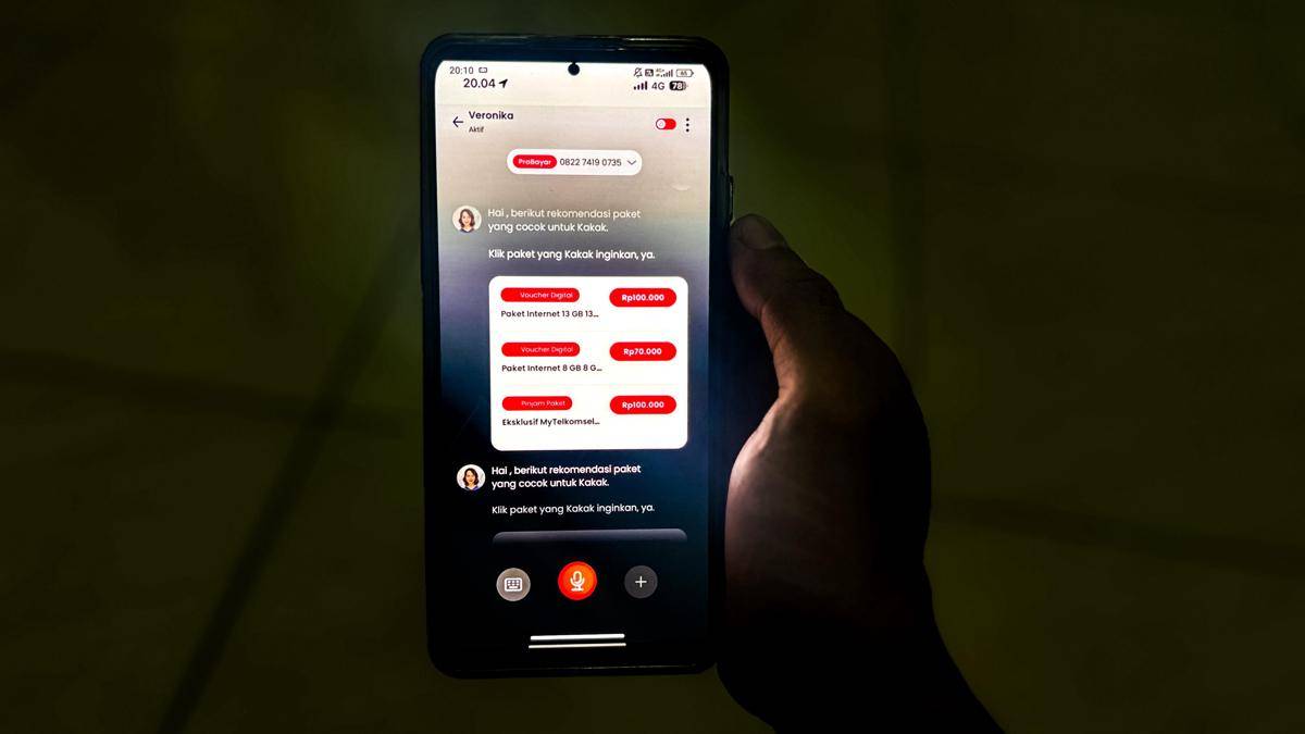 Seorang pengguna sedang berinteraksi dengan chatbot Veronika di aplikasi MyTelkomsel (dok. Pribadi)