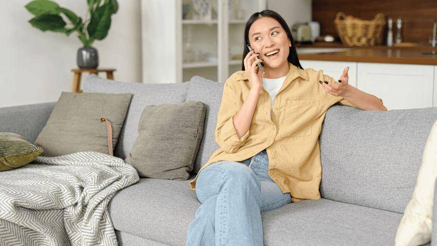 Ilustrasi pelanggan yang nyaman berkomunikasi lewat layanan digital dan call center Telkomsel. (Dok. Telkomsel).