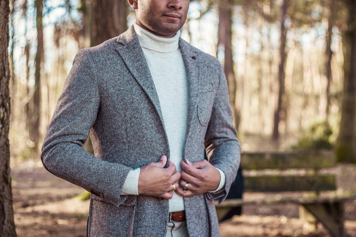 ilustrasi pria memakai turtleneck dan coat (unsplash.com/Jonathan Francisca)  