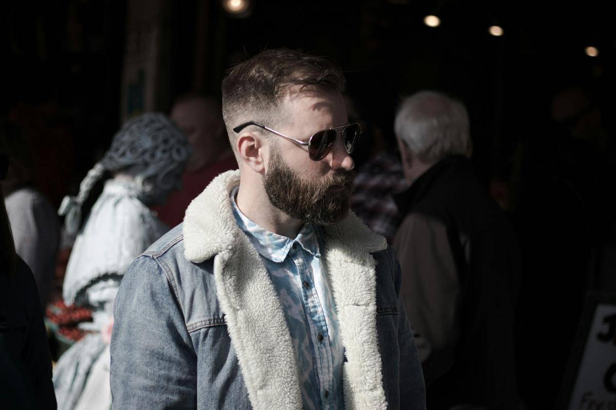 ilustrasi pria dengan jaket denim (unsplash.com/josh ludahl)