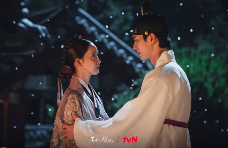 Im Yoon Ah dan Lee Chae Min di drama Bon Appétit, Your Majesty (Dok. tvN/Bon Appétit, Your Majesty)