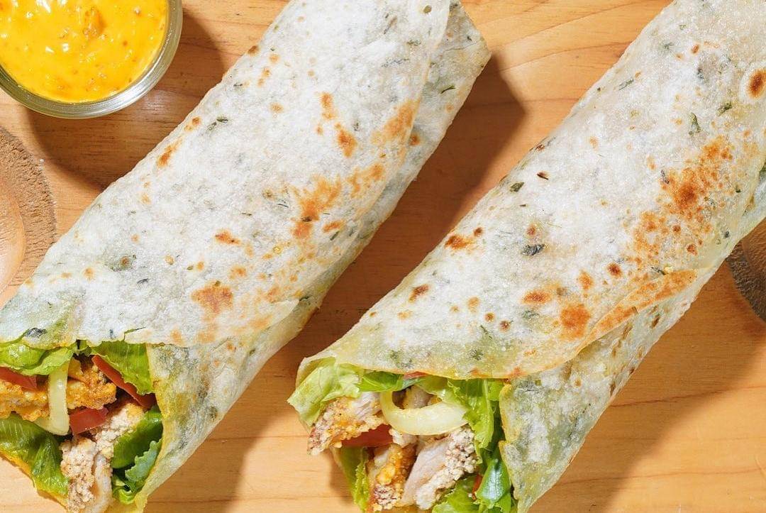 menu crispy chicken salad wrap di Shihlin (instagram.com/shihlinsnacksid)