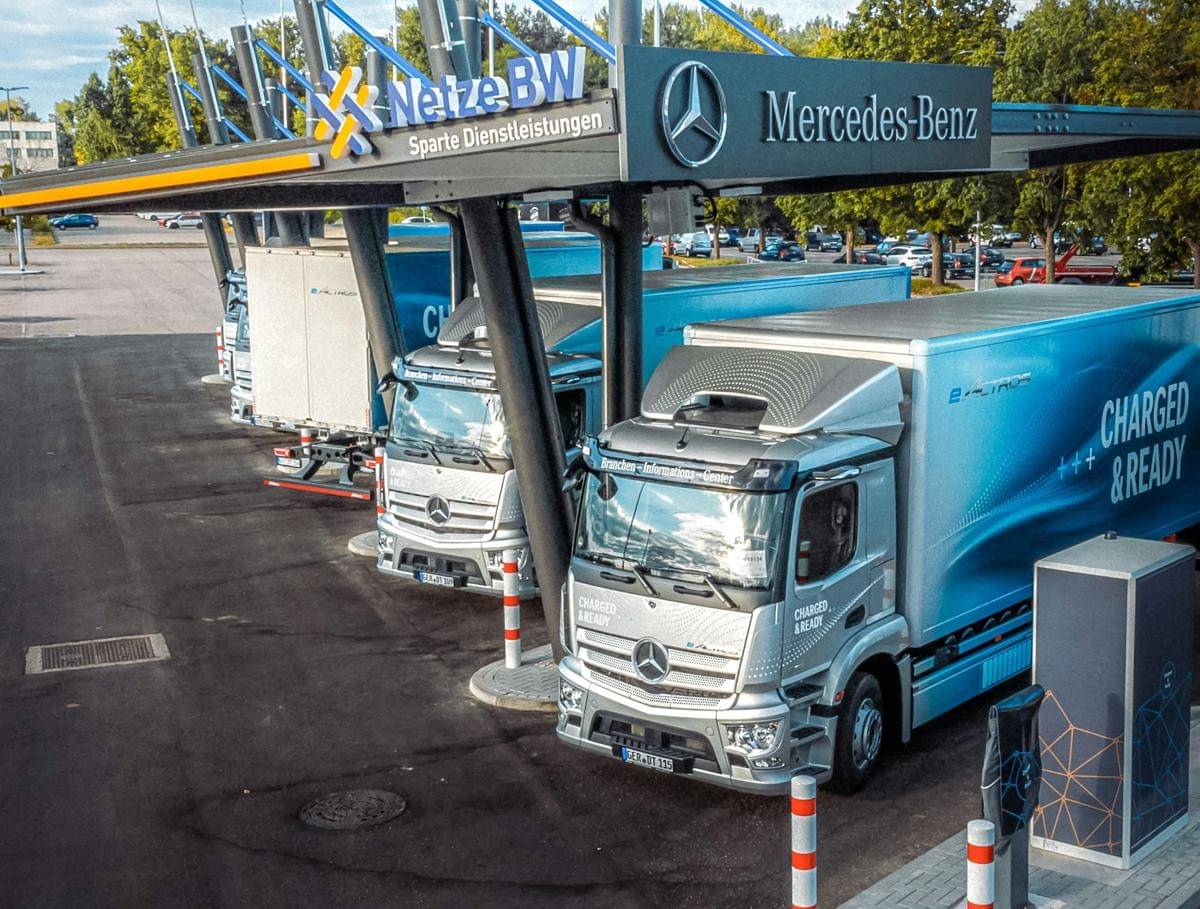 Truk Daimler Mercedes-Benz. (unsplash.com/netzebw)