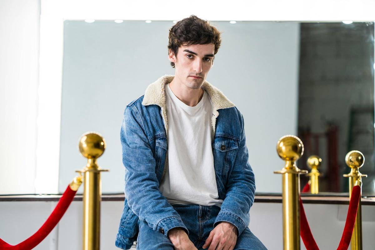 ilustrasi pria dengan jaket denim (unsplash.com/Patrick Daley)
