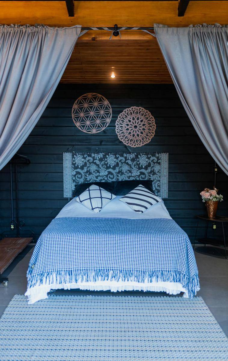 kamar tidur bernuansa biru (pexels.com/Alexander Mass)