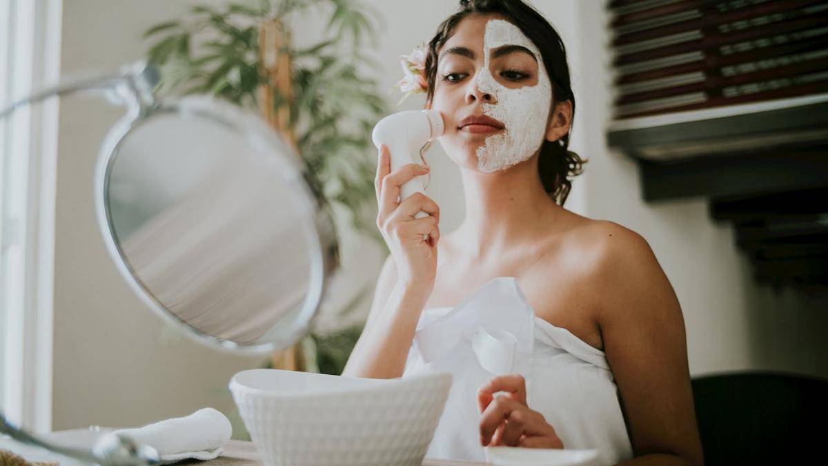 ilustrasi perempuan menggunakan skincare (pexels.com/Amar  Preciado)