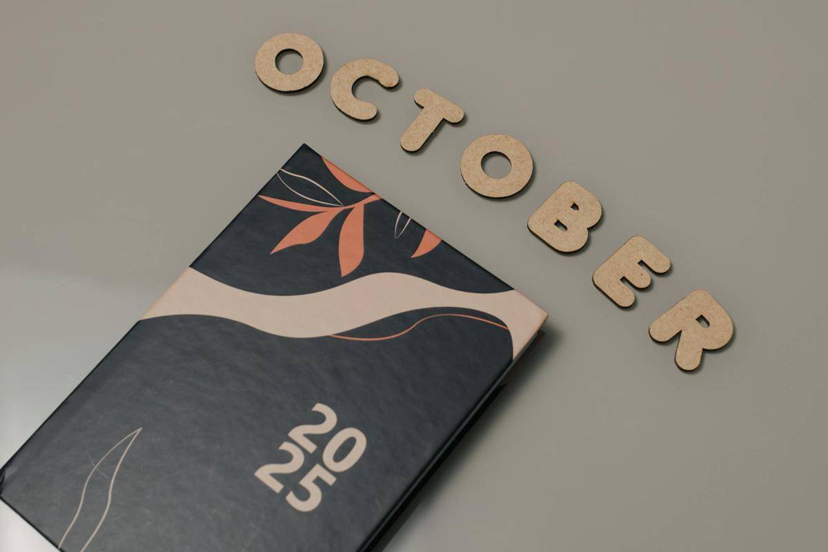 ilustrasi buku agenda bulan Oktober 2025 (pexels.com/Matheus Bertelli)