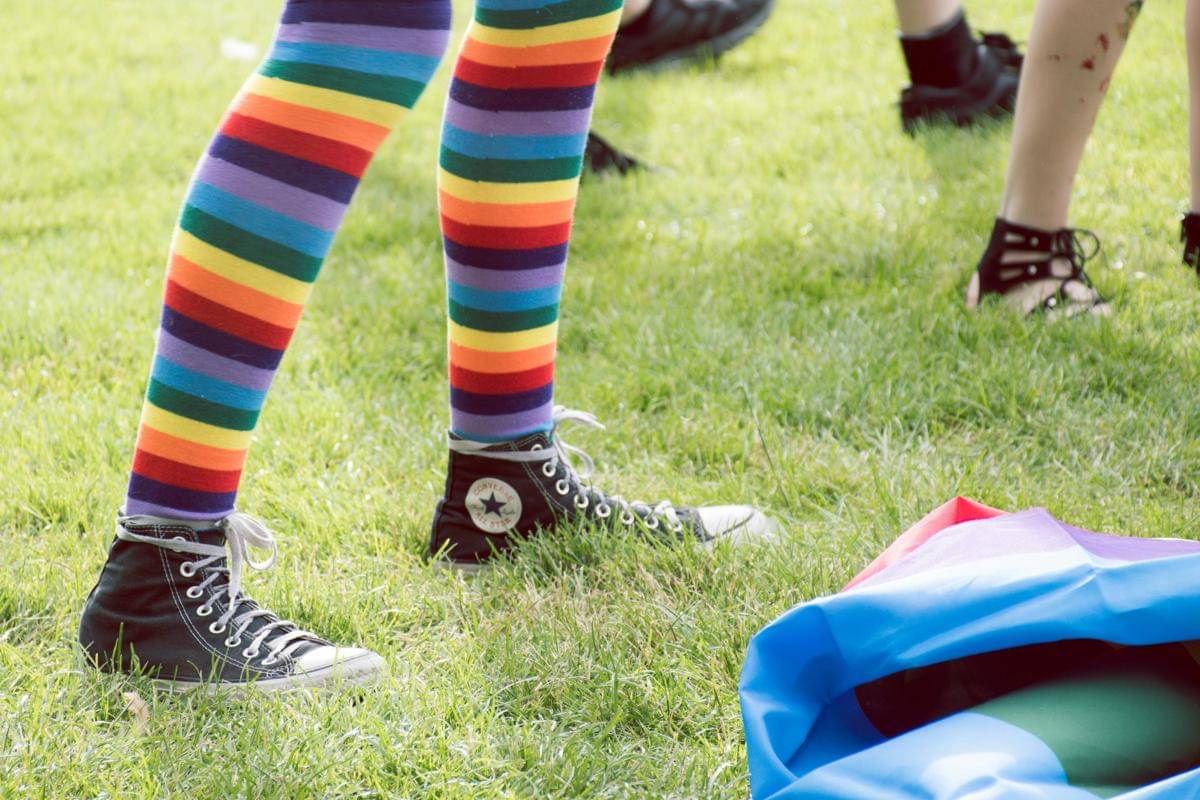 ilustrasi kaos kaki garis-garis (pexels.com/Brett Sayles)