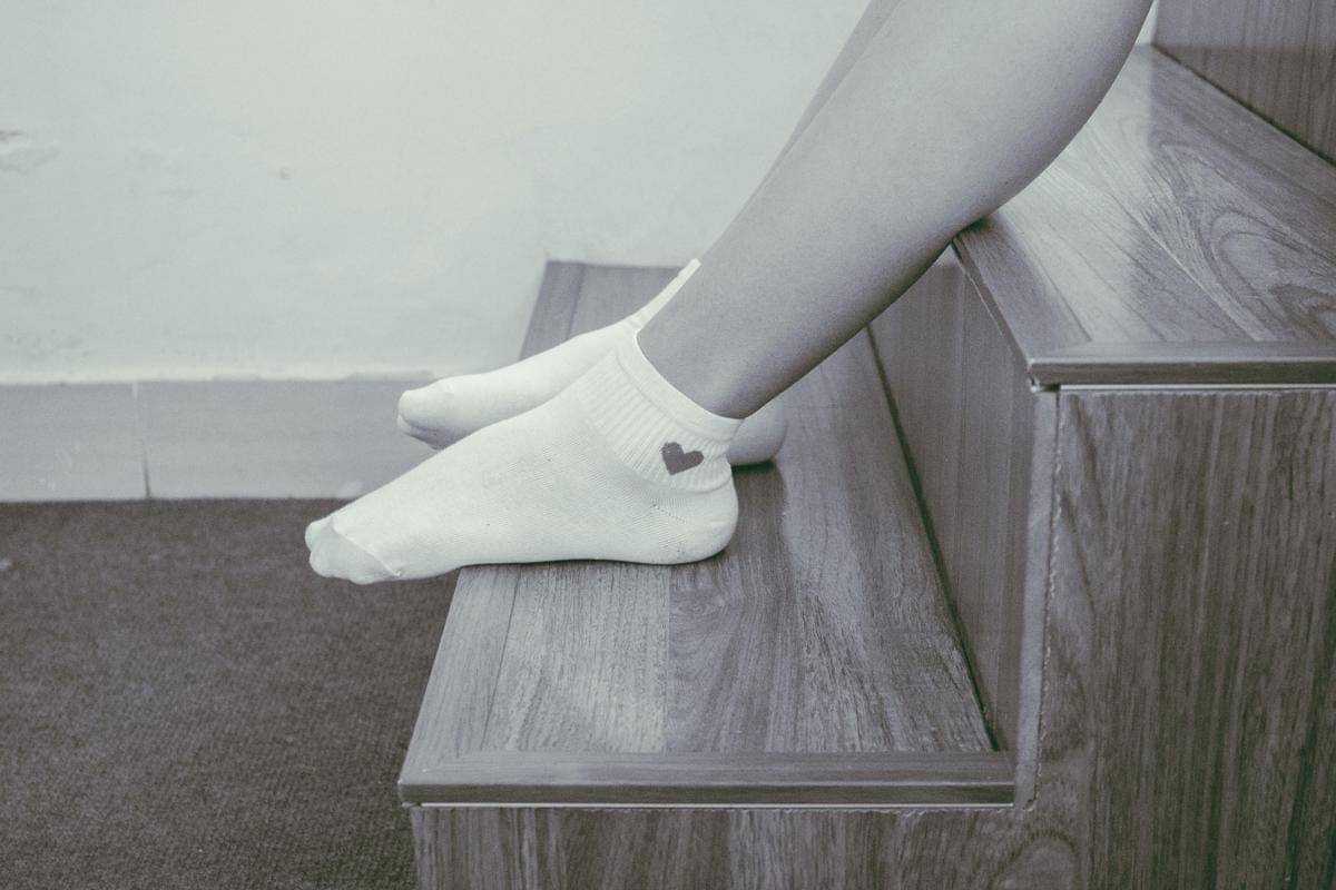 ilustrasi kaos kaki warna putih (pexels.com/Chu Chup Hinh)