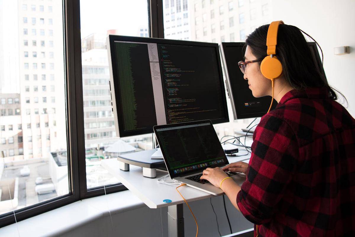 ilustrasi programmer (pexels.com/Christina Morillo)