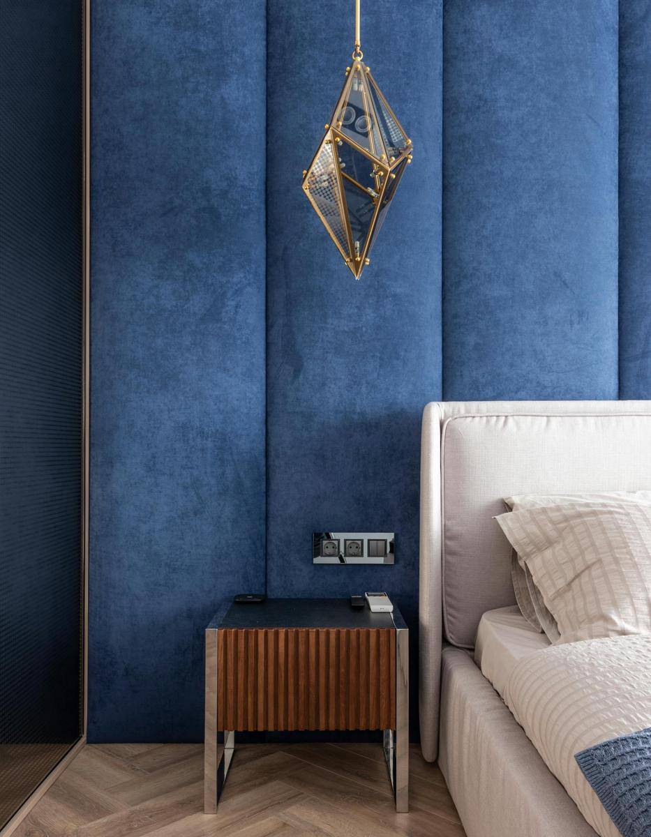 kamar tidur bernuansa biru (pexels.com/Max Vakhtbovycn)
