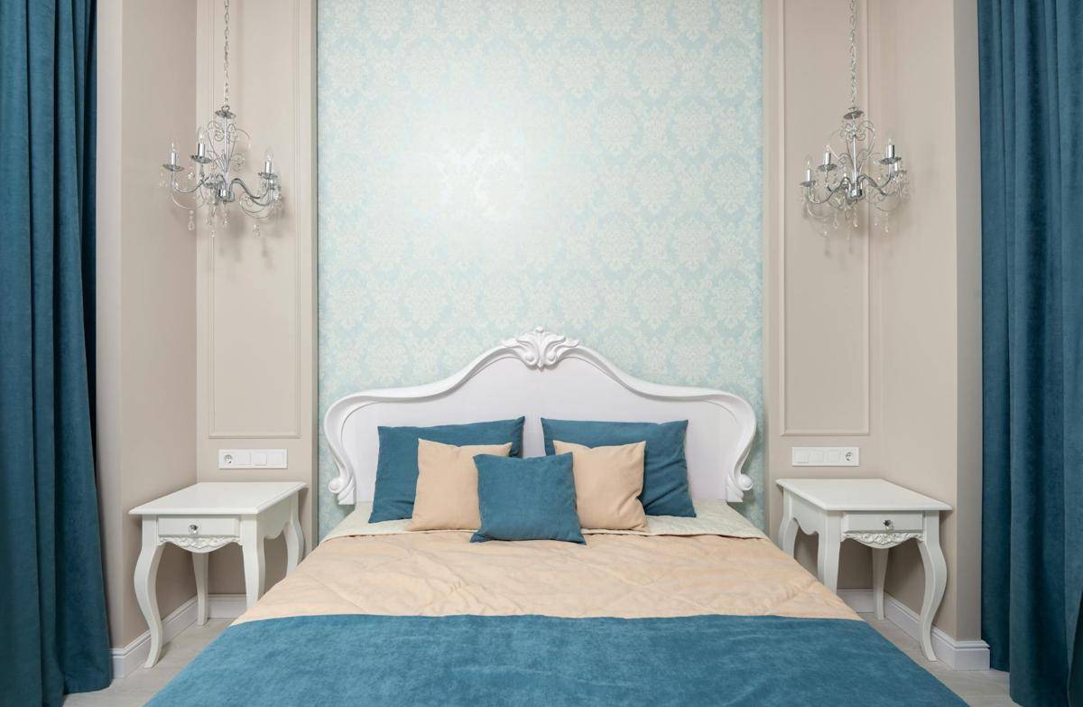 kamar tidur bernuansa biru (pexels.com/Max Vakhtbovycn)
