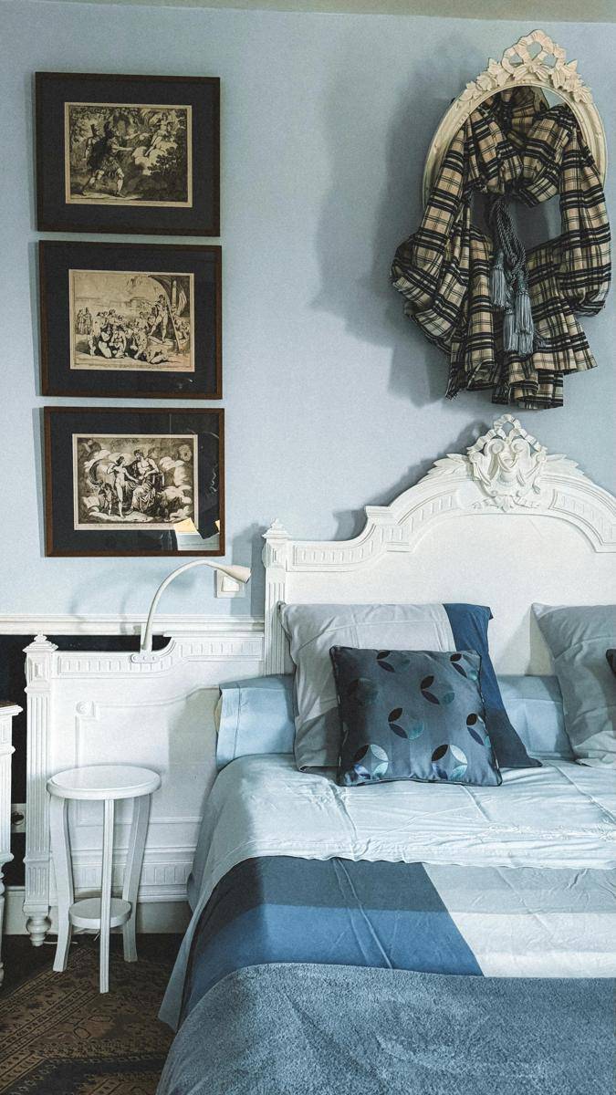 kamar tidur bernuansa biru (pexels.com/Kate Filatova)