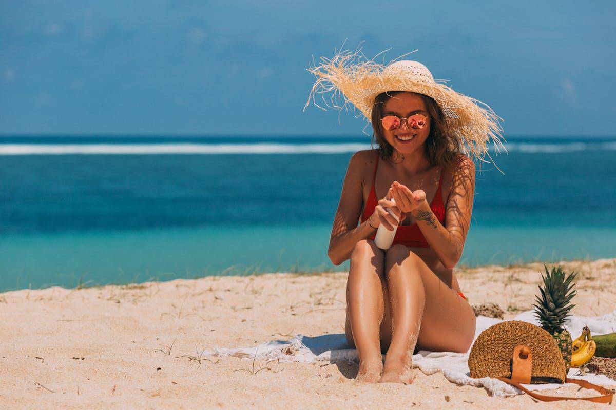 ilustrasi memakai sunscreen (pexels.com/Mikhail Nilov)
