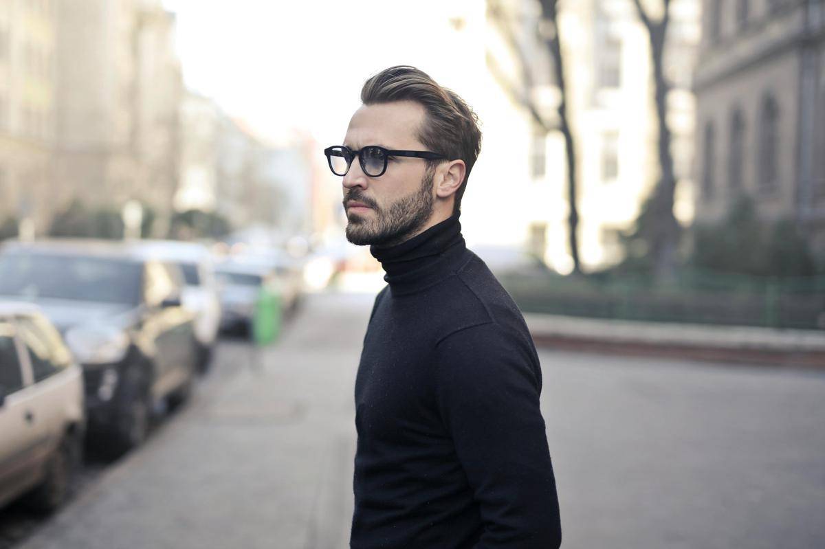 ilustrasi pria memakai turtleneck (pexels.com/Andrea Piacquadio)   