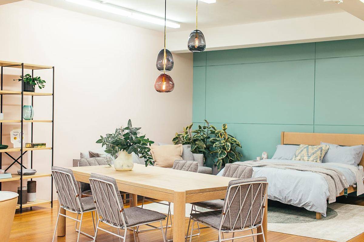ilustrasi interior rumah dengan furnitur kayu 