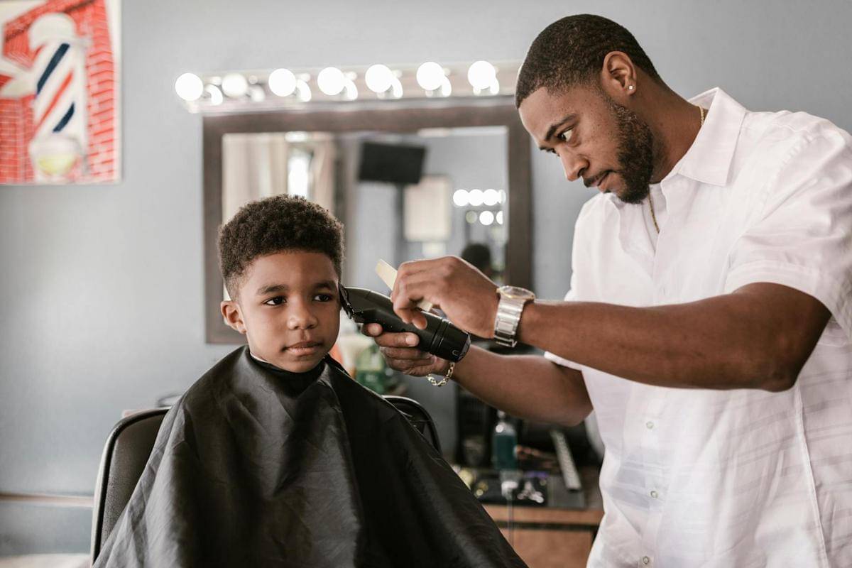 ilustrasi anak potong rambut