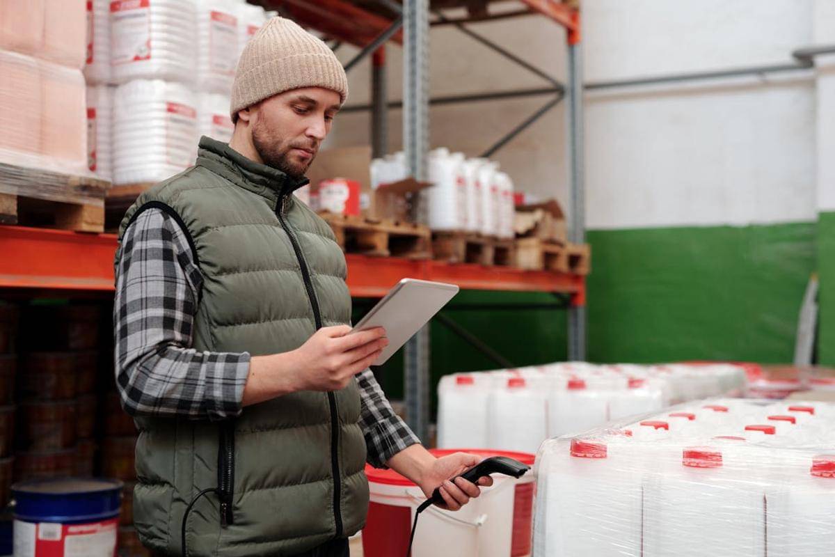 ilustrasi mengatur stok barang (pexels.com/Tiger Lily)