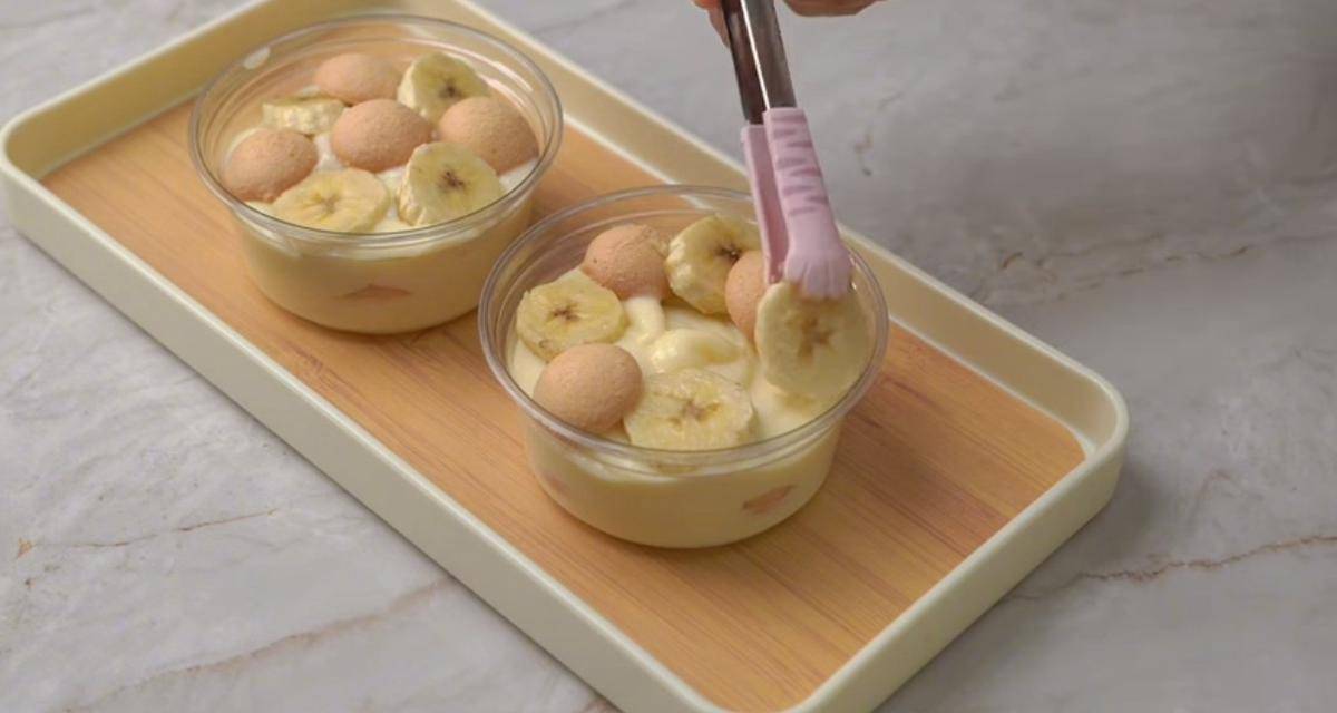 ilustrasi membuat banana pudding 