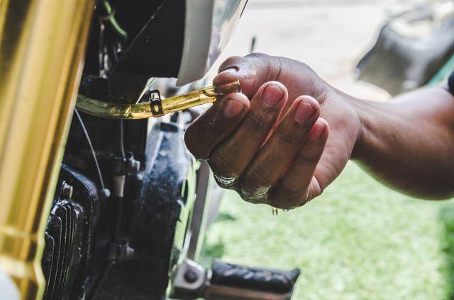 ilustrasi selang BBM pada motor (vecteezy.com/Khunkorn Laowisit)